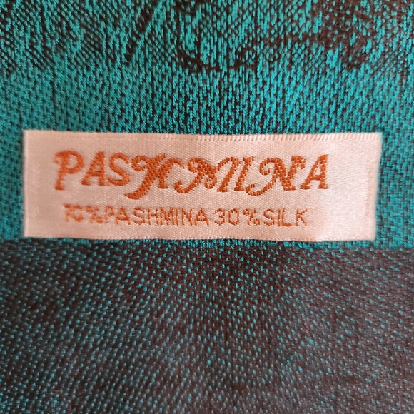 PASHIMA Scarf NWOT - Picture 5 of 5